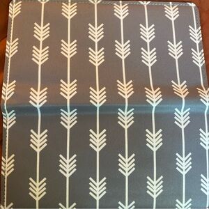 Gray Arrow Patterned Women's Checkbook Cover